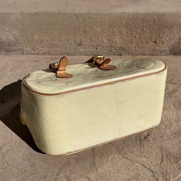 Louis Vuitton ‘Summit Drive Monogram Vernis’ handbag in Perle Buttercream - Picture 10 of 14